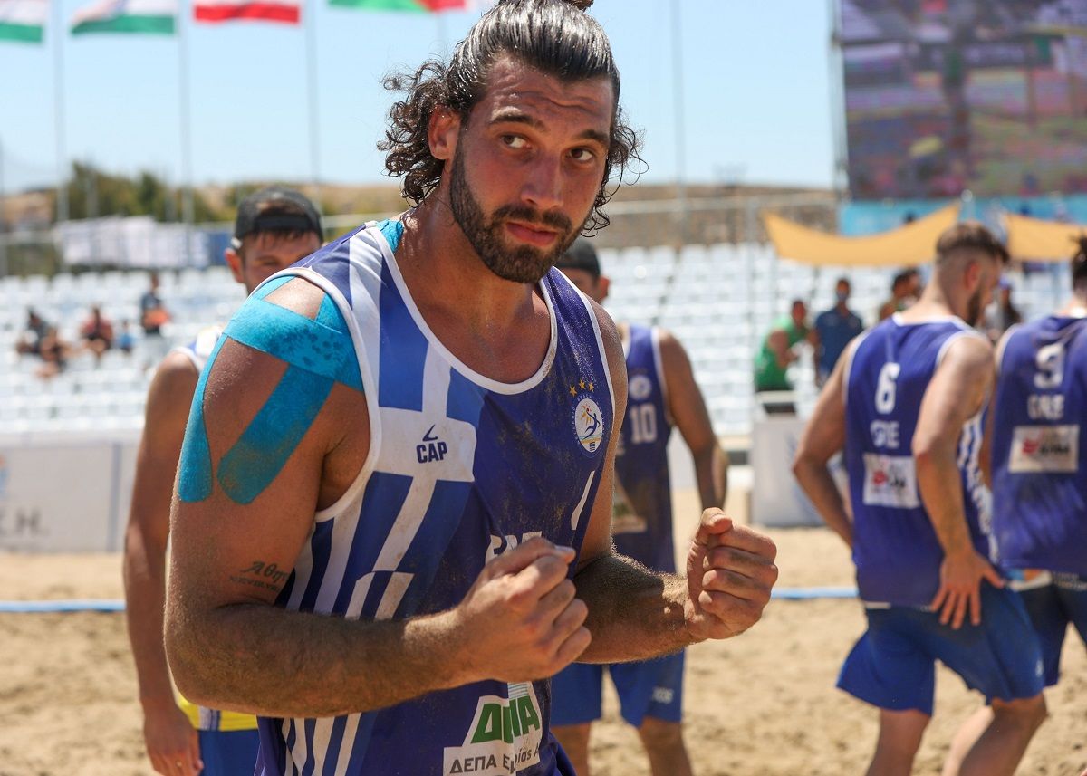 ΜΑΝΩΛΗΣ ΛΑΔΑΚΗΣ: ΛΙΓΟ ΜΠΙΡΑ, ΛΙΓΟ ΘΑΛΑΣΣΑ ΚΑΙ ΤΟ ΜΠΙΤΣ ΧΑΝΤΜΠΟΛ ΜΟΥ!