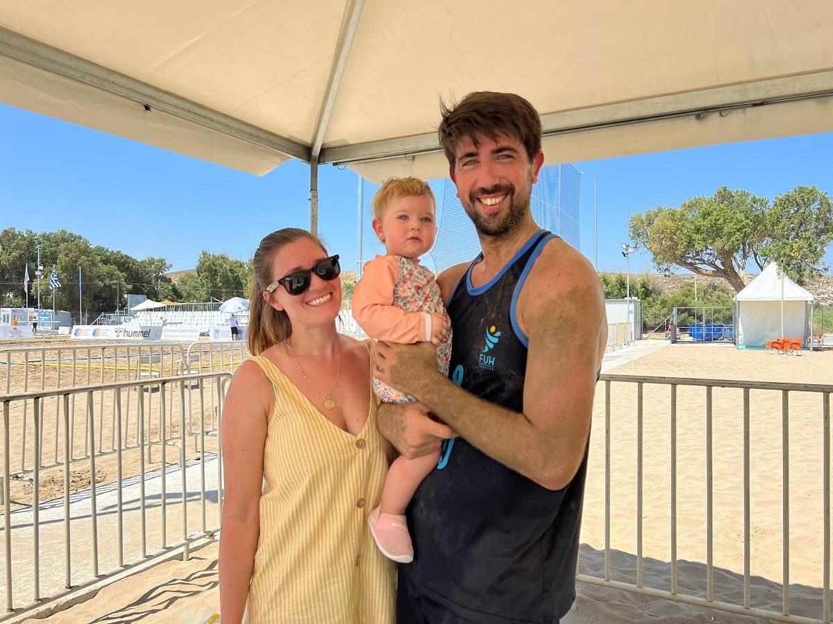 Ταξίδεψαν 11.501 χλμ για να δουν τον μπαμπά να παίζει beach handball